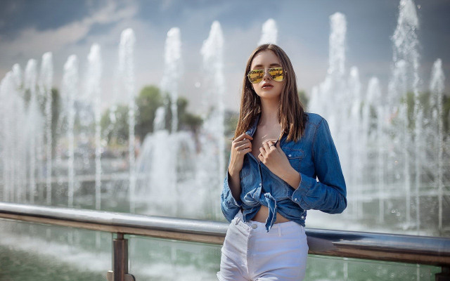 Woman sunglasses fountain blue shirt free wallpaper for desktop - medium preview image