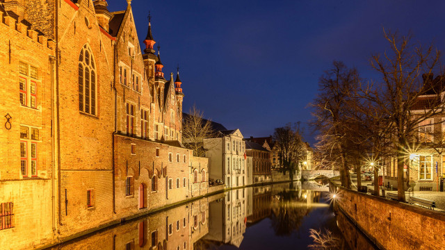 Canal city night tower bridge free wallpaper for desktop - medium preview image