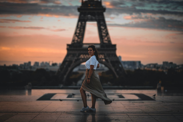 Eiffel sunset woman cinematic paris free wallpaper for desktop - medium preview image