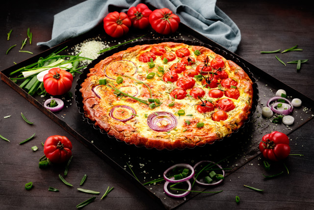 Pizza tomatoes onions green onions free wallpaper for desktop - medium preview image