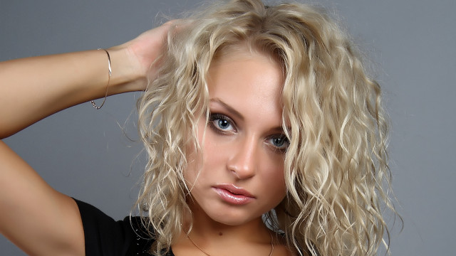 Blonde woman black shirt portrait free wallpaper for desktop - medium preview image