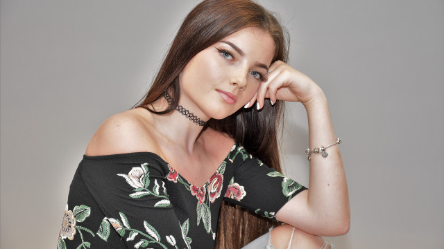 Elinor proby adams floral top free wallpaper for desktop - medium preview image