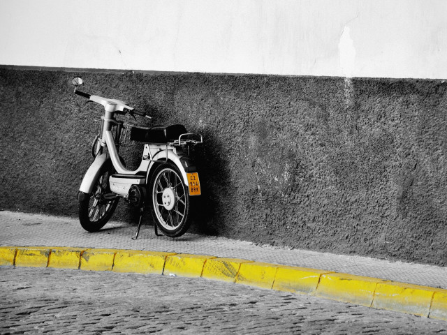 Scooter wall curb yellow lines free wallpaper for desktop - medium preview image