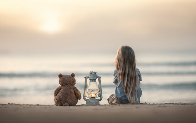 Little girl beach teddy lantern free wallpaper for desktop - medium preview image