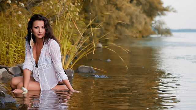 Woman water crossed legs fashion free wallpaper for desktop - medium preview image