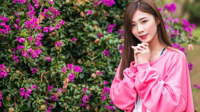 Woman pink top purple flower free wallpaper for desktop - medium preview image