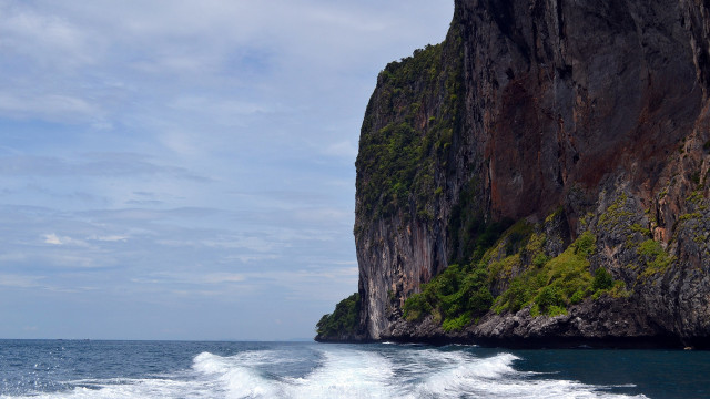 Boat rocks ocean beach matte free wallpaper for desktop - medium preview image