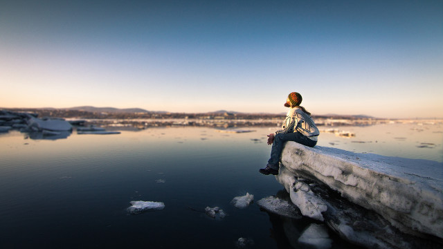 Person sitting overlooking ice floes free wallpaper for desktop - medium preview image
