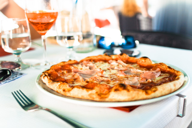 Pizza whiteplate foodphotography curry shrimp free wallpaper for desktop - medium preview image