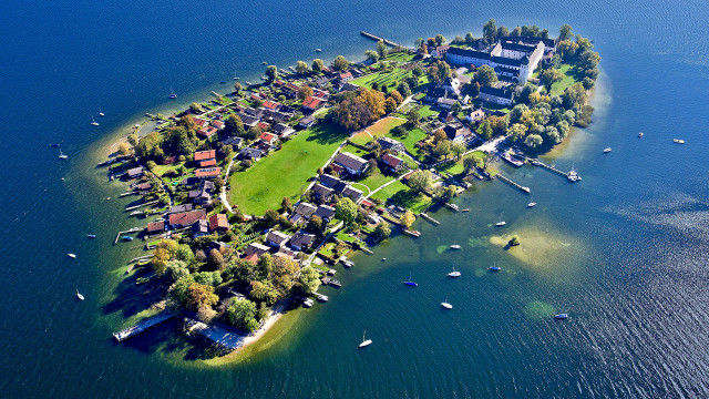 Small island houses boats night free wallpaper for desktop - medium preview image