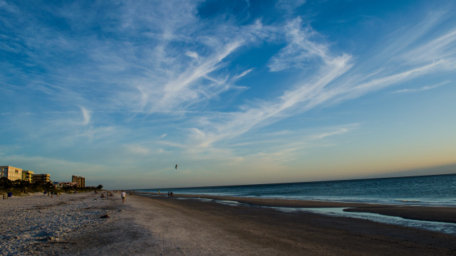 Beach people buildings blue sky free wallpaper for desktop - medium preview image