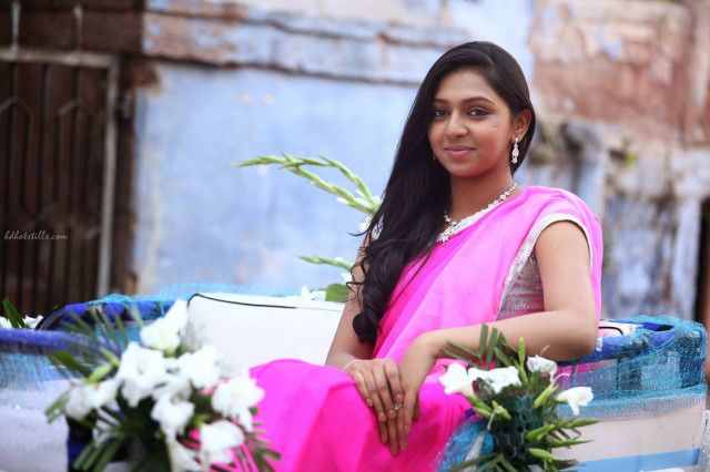 Woman pink sari bench flowers free wallpaper for desktop - medium preview image