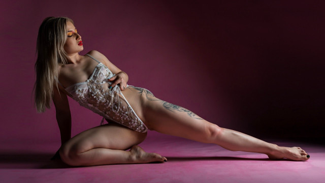 Tattooed woman pink floor arabesque free wallpaper for desktop - medium preview image