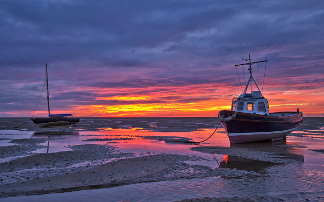 Boat beach water sunset clouds free wallpaper for desktop - medium preview image