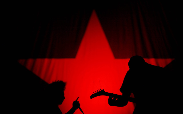 Man guitar red star stage free wallpaper for desktop - medium preview image