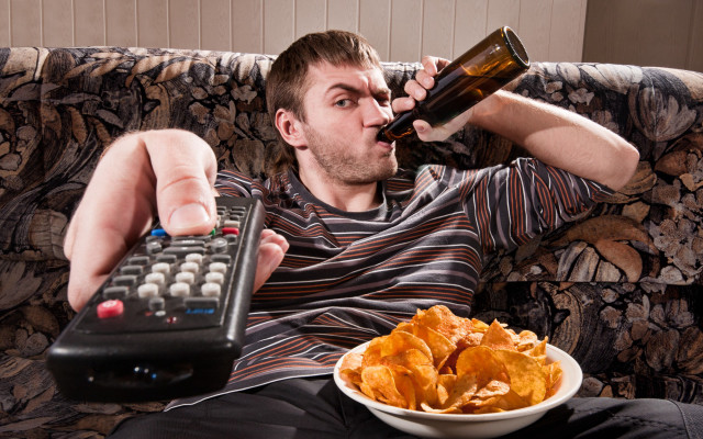 Man sitting couch beer chips free wallpaper for desktop - medium preview image