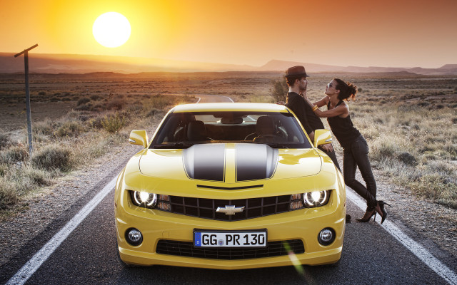 Couple kissing yellowcar sunset beach free wallpaper for desktop - medium preview image