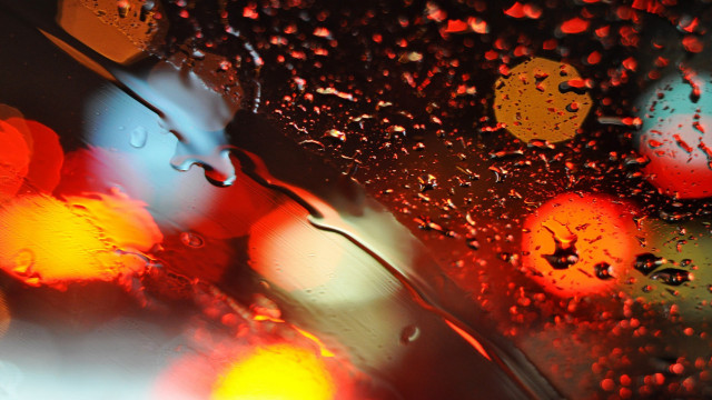 Rain covered window traffic lights free wallpaper for desktop - medium preview image
