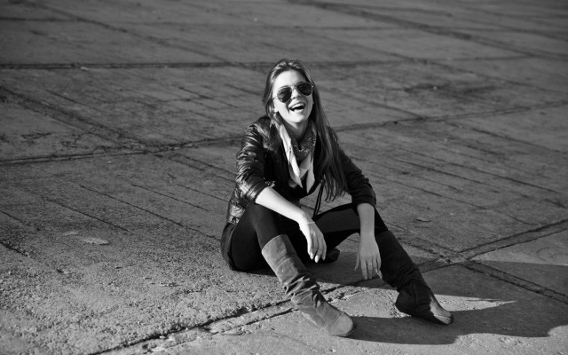 Woman sitting crossed legs eyes free wallpaper for desktop - medium preview image