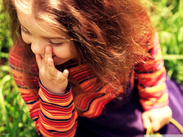 Little girl grass hands face free wallpaper for desktop - medium preview image