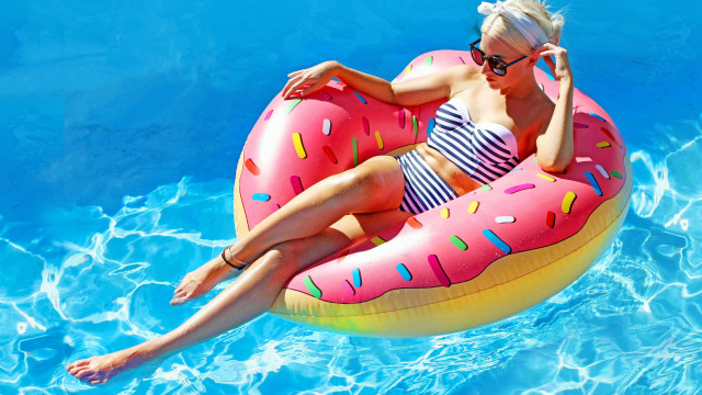 Woman bikini donut pool summer free wallpaper for desktop - medium preview image
