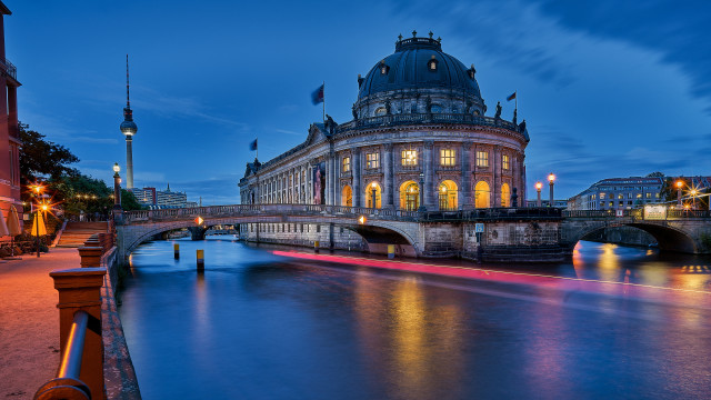 Berlin secession bridge river night free wallpaper for desktop - medium preview image