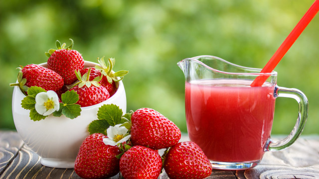 Juice strawberries outdoor impressionism blurry free wallpaper for desktop - medium preview image