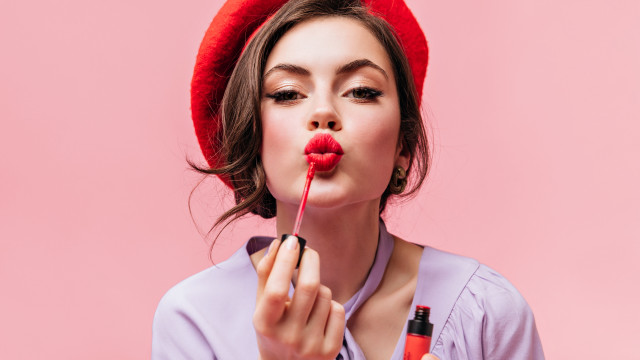 Woman red hat lipstick fashion free wallpaper for desktop - medium preview image