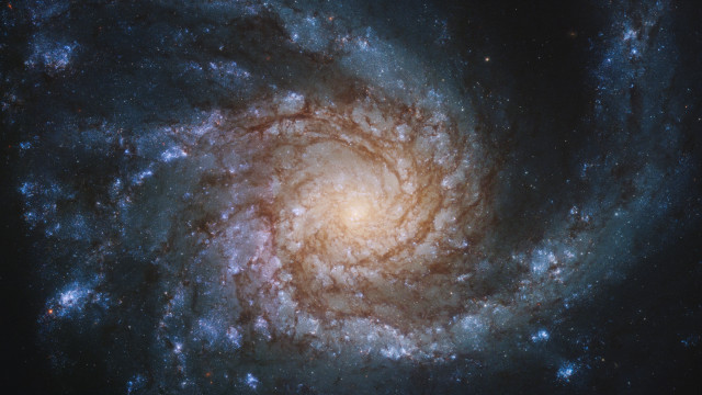Spiral galaxy bright center stars #3 free wallpaper for desktop - medium preview image
