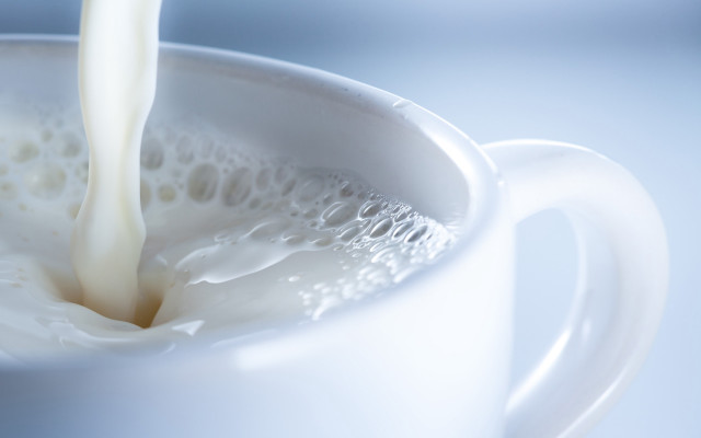 Milk pour cup spoon blue free wallpaper for desktop - medium preview image