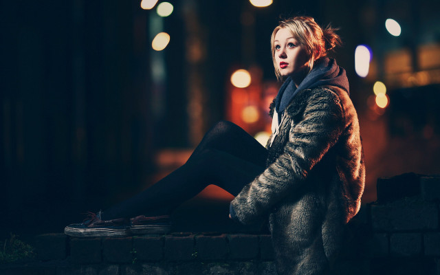 Woman sitting kimono blonde bokeh free wallpaper for desktop - medium preview image