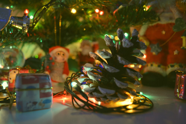 Pine cone christmas lights deer free wallpaper for desktop - medium preview image