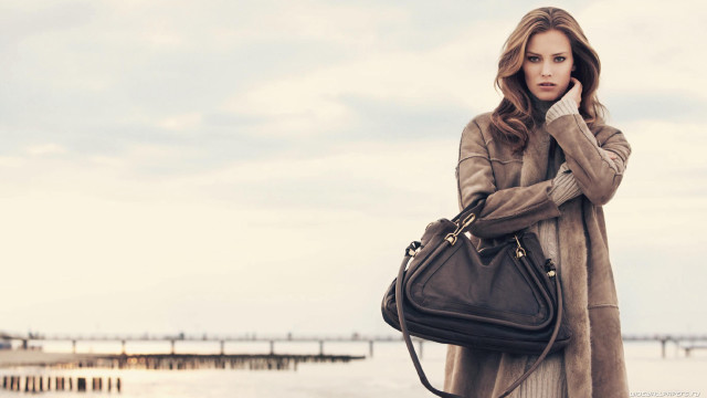 Woman beach handbag cellphone mutedcolors free wallpaper for desktop - medium preview image