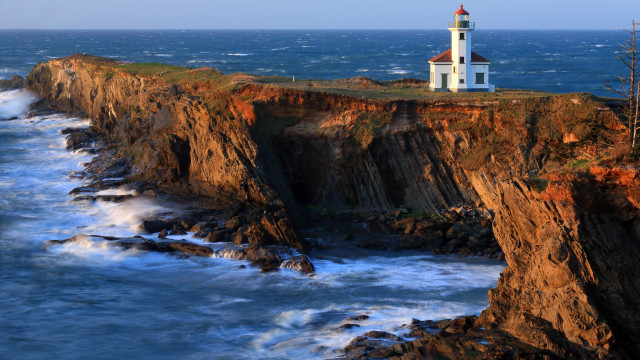 Lighthouse cliff ocean waves beach free wallpaper for desktop - medium preview image