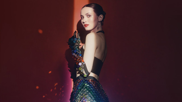 Woman red wall flower dress free wallpaper for desktop - medium preview image