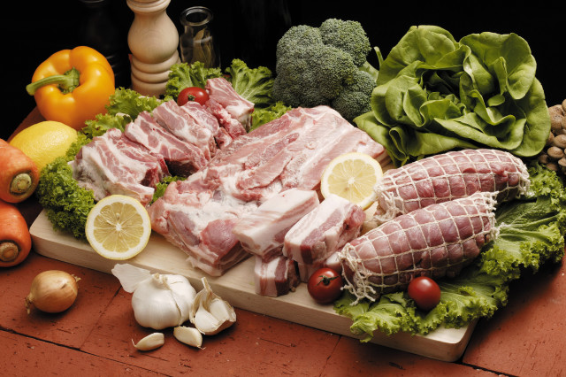 Cuttingboard rawmeat broccoli carrots lemons free wallpaper for desktop - medium preview image