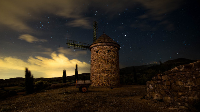 Windmill hill night sky stars free wallpaper for desktop - medium preview image
