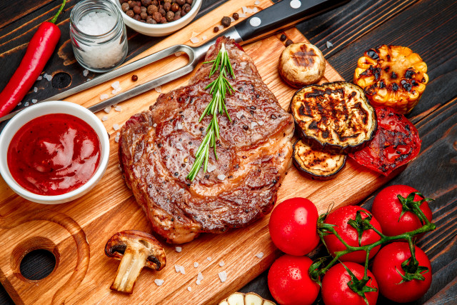 Steak cuttingboard tomatoes garlic ingredients free wallpaper for desktop - medium preview image