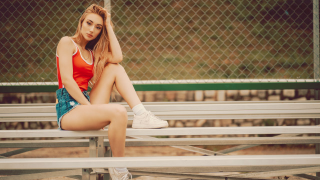 Tennis court woman sitting brigette free wallpaper for desktop - medium preview image