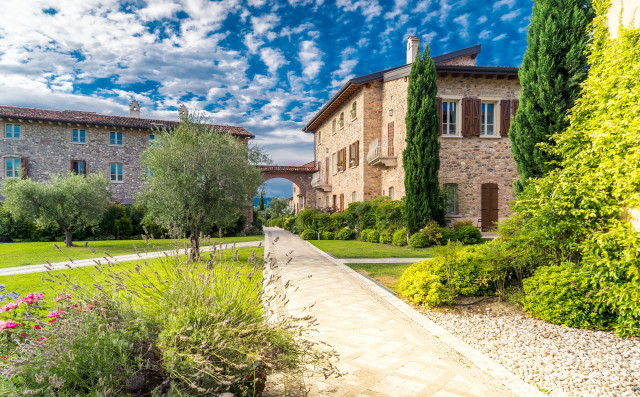 Romanesque garden stone walkway cityscape free wallpaper for desktop - medium preview image
