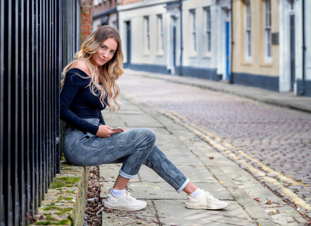 Woman wall street blonde blue free wallpaper for desktop - medium preview image