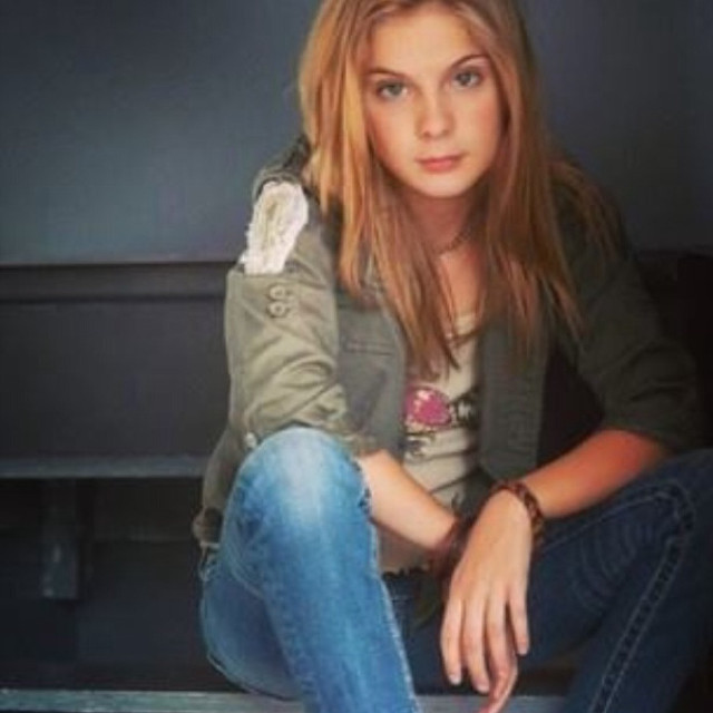 Woman bench legs crossed hand #2 free wallpaper for tablet - medium preview image