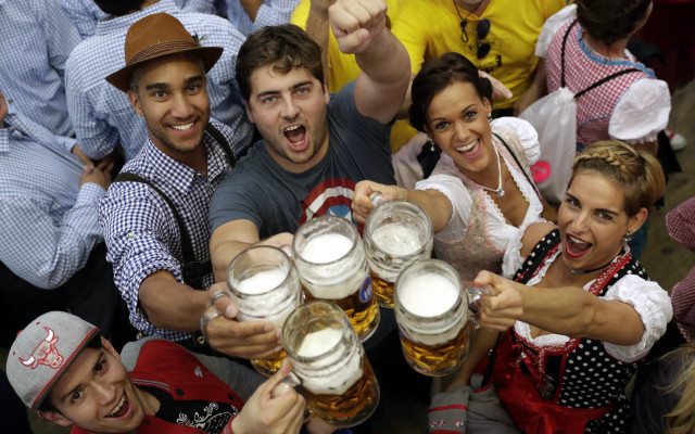 Group of people beer mugs free wallpaper for desktop - medium preview image