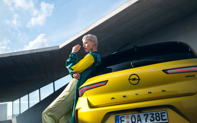 Man yellowcar bridge city panfuturism free wallpaper for desktop - medium preview image