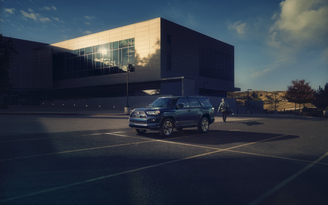 Blue truck parking lot building free wallpaper for desktop - medium preview image