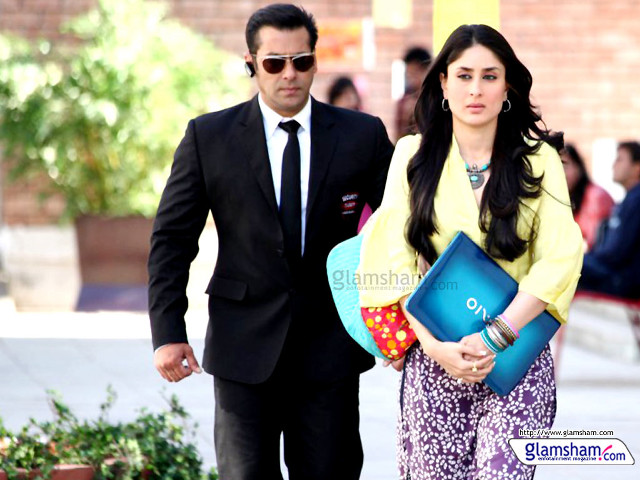 Man woman street folder blurry free wallpaper for desktop - medium preview image