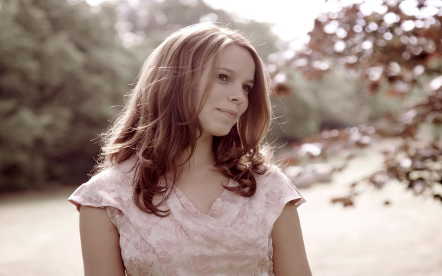 Woman dress tree leaves frisbee free wallpaper for desktop - medium preview image