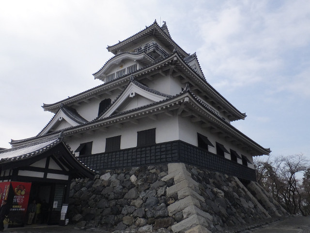 Tall white black building clock free wallpaper for desktop - medium preview image