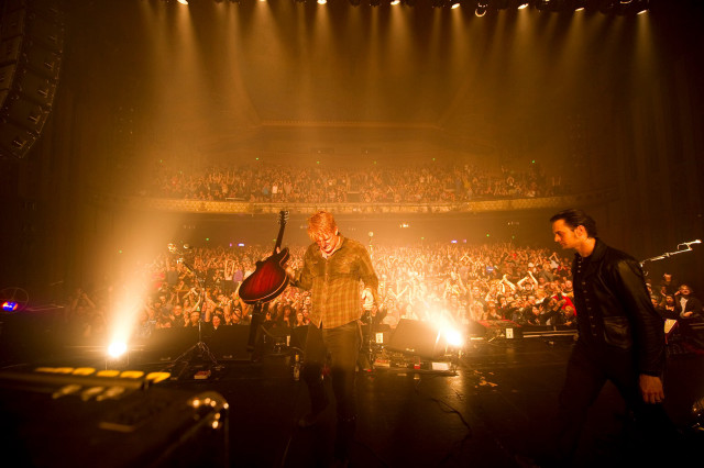 Men stage guitar player crowd free wallpaper for desktop - medium preview image