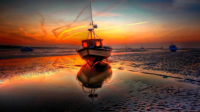 Sunset beach boat reflection omni free wallpaper for desktop - medium preview image